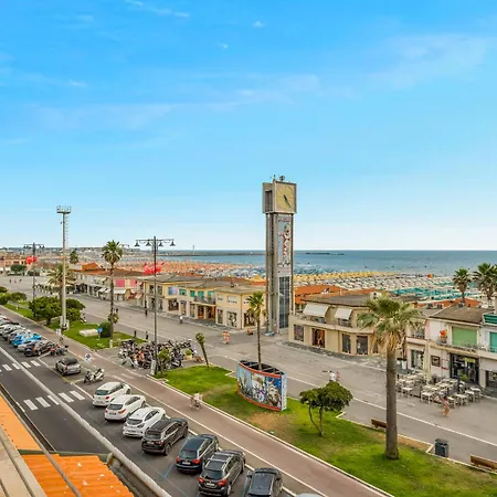 Daire Golden Luxe - Penthouse Diamond In The Sky With A Sea View Viareggio